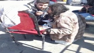 Diyarbakır polisi, engelli vatandaşa elleriyle yemek yedirdi