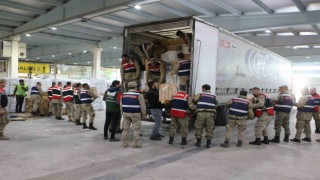 Diyarbakıra yurtiçi ile yurt dışından 215 tır ve kamyonet yardım ulaştırıldı