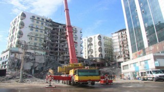 Diyarbakırda 3 enkazda çalışmalar sürüyor