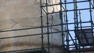 Diyarbakırda 5 asırlık Parlı Sefa camisinin minaresi depremden zarar gördü