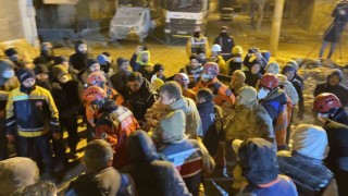Diyarbakırda 72 saat sonra bir kadın canlı olarak enkaz altından çıkartıldı