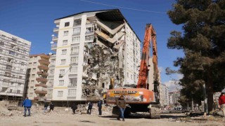 Diyarbakırda ağır hasarlı binanın yıkımına başlandı