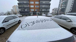 Diyarbakırda beklenen kar, şehir beyaza büründü