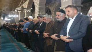 Diyarbakırda depremde hayatını kaybedenler için gıyabi cenaze namazı kılındı