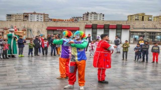 Diyarbakırda depremzede çocuklar animasyon ekibiyle doyasıya eğlendi