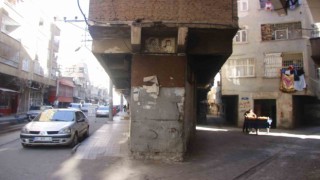 Diyarbakırda giriş katı hariç kolonları olmayan bina depremlere rağmen ayakta