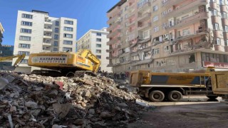 Diyarbakırdaki enkazlarda arama kurtarma çalışmaları devam ediyor