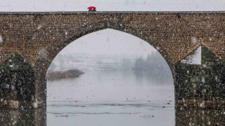 Diyarbakırlılar kar yağmasını On Gözlü Köprüde halay çekerek kutladı