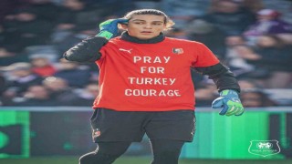 Doğan Alemdar, sahaya Türkiye için dua edin tişörtüyle sahaya çıktı