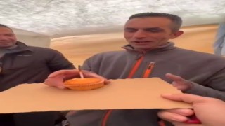 Doğum gününü arama kurtarma çadırında kutladılar