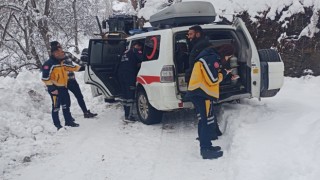 Doğum sancısı tutan kadın kar nedeniyle 3 saat sonra hastaneye ulaştırıldı