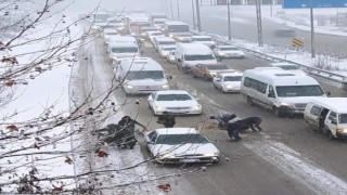 Dökülen simitleri toplamak için çevre yolunda trafiği durdurdular