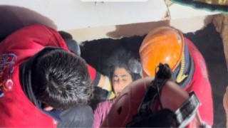 Dursunbey ekibi, Hatayda 2 kişiyi enkazdan sağ çıkardı