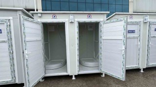 Düzce Belediyesinin seyyar tuvalet ve duş kabinleri depremzedelere gönderildi