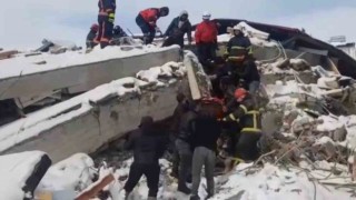 Düzce itfaiyesi ekibi 33 saat sonra yaralı vatandaşı enkazdan çıkardı