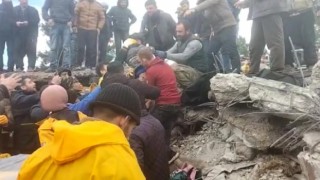 Düziçi ilçesinde yıkılan binadan bir kişi sağ kurtarıldı