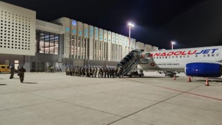 Edremitten komandolar deprem bölgesine uçak ile sevk edildi