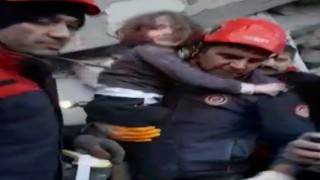 Ekipler 3 yaşındaki Meryemi ve babasını kurtardı