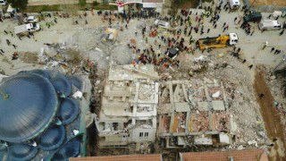 Ekiplerin enkaz altında kalan vatandaşları kurtarma çalışması havadan görüntülendi