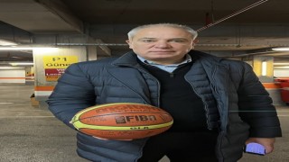Ekrem Memnun, şampiyonluk topunu depremzedeler için bağışladı