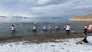 Eksi 5 derecede Van Gölünün serin sularına girdiler