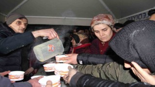 Elazığ Belediyesinden Malatyalı depremzedelere sıcak çorba ikramı