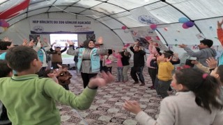 Elazığ Belediyesinin kurduğu oyun çadırı, depremzede çocukların neşe kaynağı oldu