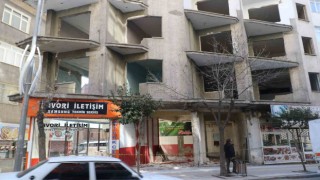 Elazığda ağır hasarlı binalara ‘naylon şeritli önlem
