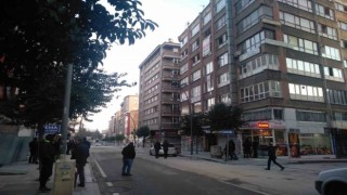 Elazığda beşik gibi sallanan bina paniğe neden oldu