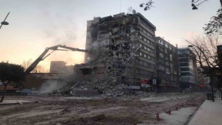 Elazığda beşik gibi sallanan binanın yıkımına başlandı