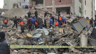 Elazığda Çöken bina altında 2 polis kaldı iddiası