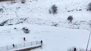 Elazığda yol buz pistine döndü, araçlar böyle kaydı