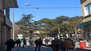 Elektrik tellerinde mahsur kalan kedinin imdadına vatandaşlar yetişti