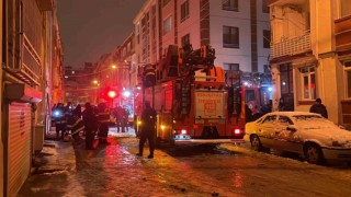 Elektrik tesisatından çıkan yangında 10 kişi hastanelik oldu