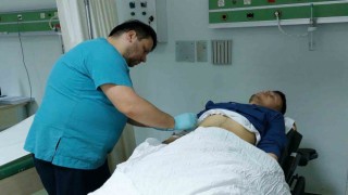 Elindeki tüfek düşünce kazara kendini vurdu