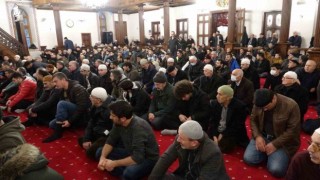 Eller depremde vefat eden vatandaşlar için semaya açıldı