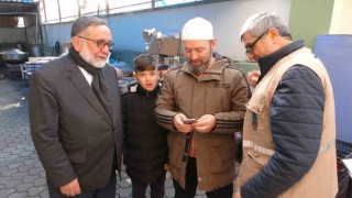 Emekli imam depremin çocuklarına ‘Ali babanın bir çiftliği var şarkısını söyledi