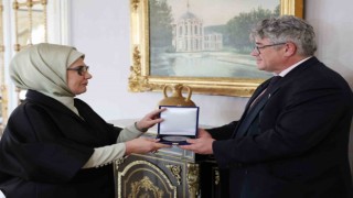 Emine Erdoğana Uluslararası Apiterapi Federasyonundan Dr. Beck Apiterapi Ödülü