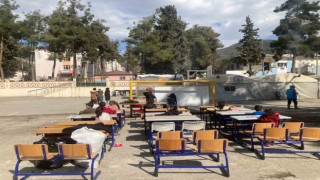 Emine öğretmen, depremzede çocukları eğlendiriyor