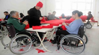Engelliler depremzedeler için dikiş makinelerinin başına geçti