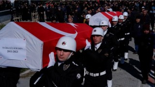 Enkaz altında kalan polis anne ve kızı gözyaşlarıyla uğurlandı