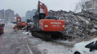 Enkaz altında kalan vatandaş ayağı kesilerek kurtarılabildi