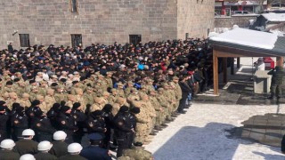 Enkaz altında kalarak hayatını kaybeden uzman çavuş memleketi Erzurumda toprağa verildi