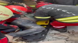 Enkaz altındaki 98 saat acı bekleyiş mutlu sonla bitti