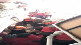 Enkaz altındaki depremzedeyi kadın arama kurtarma eri hayatta tuttu