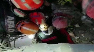 Enkaz altındaki kadın 99uncu saatte kurtarıldı