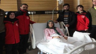 Enkaz altından 13üncü saatte çıkarılan Hatice ile kurtarma ekibinin duygusal buluşması