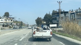 Enkaz altından çıkardığı yarım otomobille trafiğe çıktı