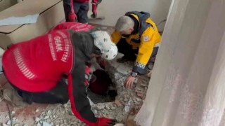 Enkaz altından saatler sonra inanılmaz kurtuluş