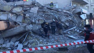 Enkaz altından ses duymak için yoğun çaba sarf ediyorlar